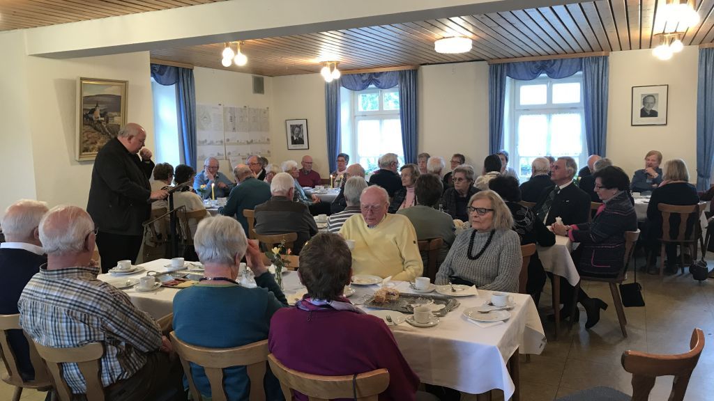 Die Gruppe der Senioren Union Lennestadt mit Pfarrer Heinrich Schmidt im Pilgerlokal auf dem Kohlhagen. von privat