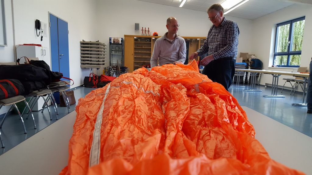 Einmal jährlich ist Pflicht: Beim LSC Attendorn-Finnentrop werden die Fallschirme jedoch drei Mal pro Saison neu gepackt. von privat