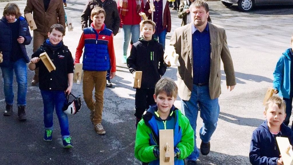 An Karfreitag und Karsamstag ziehen die Kinder zum Klappstern durch Meggen. von privat