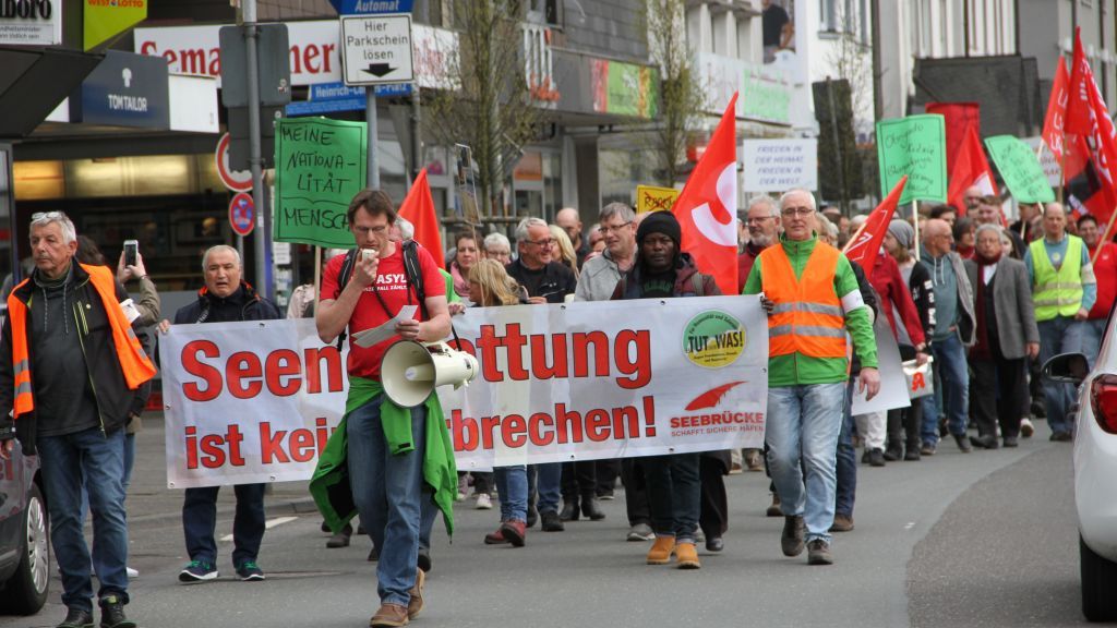 Mit Plakaten zogen mehr als 100  Teilnehmer durch die Hundemstraße über die Helmut-Kumpf-Straße bis zum Marktplatz. von Kerstin Sauer