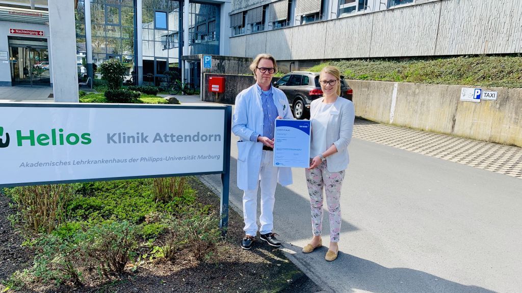 Kerstin Grube, Geschäftsführerin der Helios Klink Attendornm und Dr. Martin Vielhauer mit dem Zertifikat für das Refluxzentrum. von privat