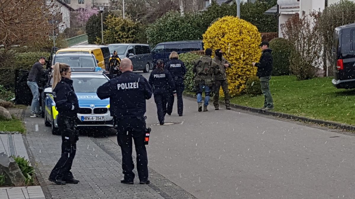 Der Mann wurde gegen 10.30 Uhr von SEK-Beamten festgenommen. von s: Wolfgang Schneider