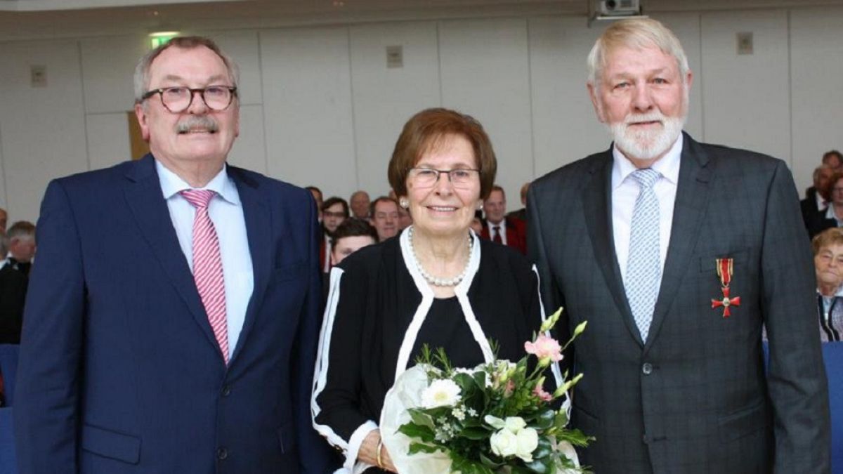 Nach der Verdienstkreuz-Verleihung (von links): Landrat Frank Beckehoff mit Magdalene und Herbert Tillmann. von Kreis Olpe