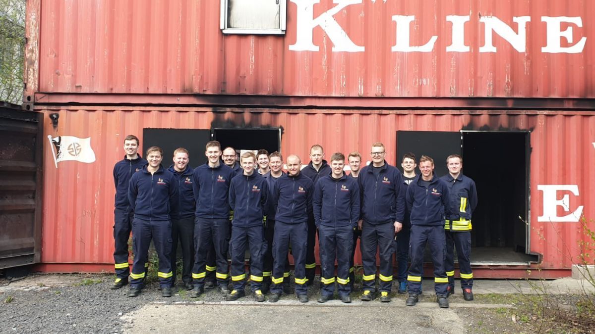 16 Atemschutzgeräteträger der Kirchhundemer Feuerwehr bei der Realbrandausbildung in Bergisch Gladbach. von Feuerwehr Kirchhundem