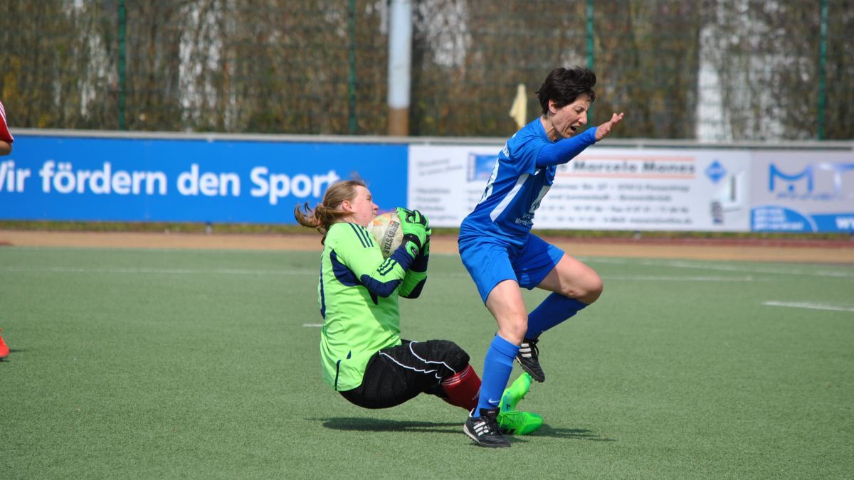 Ein starkes Comeback lieferte FC-Torhüterin Anna-Lisa Tigges, hier in Aktion gegen Gästespielerin Marina Wozniak. von privat