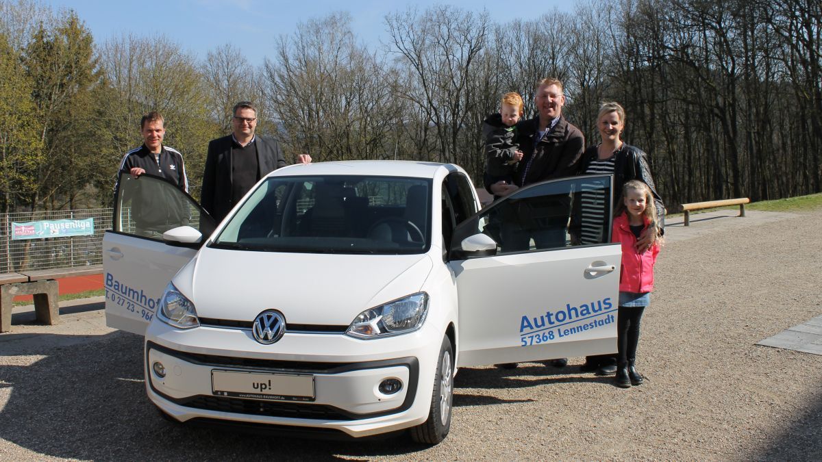 Überglücklich nahm Markus Hinrichs (rechts) mit seiner Familie den VW up als Lotteriegewinn von Fabian Baumhoff und Schulleiter Fabian Borys entgegen. von privat