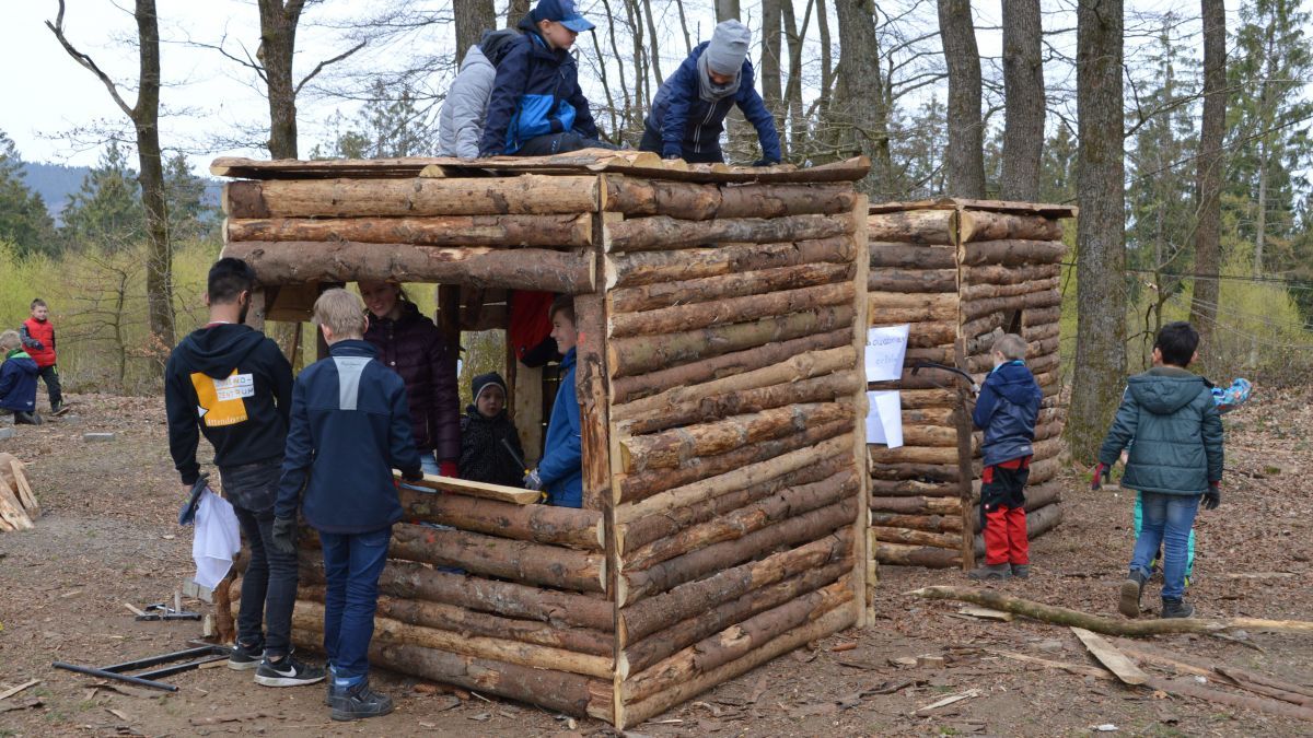 Hütten bauen mit dem JuZ in Weltringhausen war in der ersten Osterferien-Woche angesagt. von Barbara Sander-Graetz