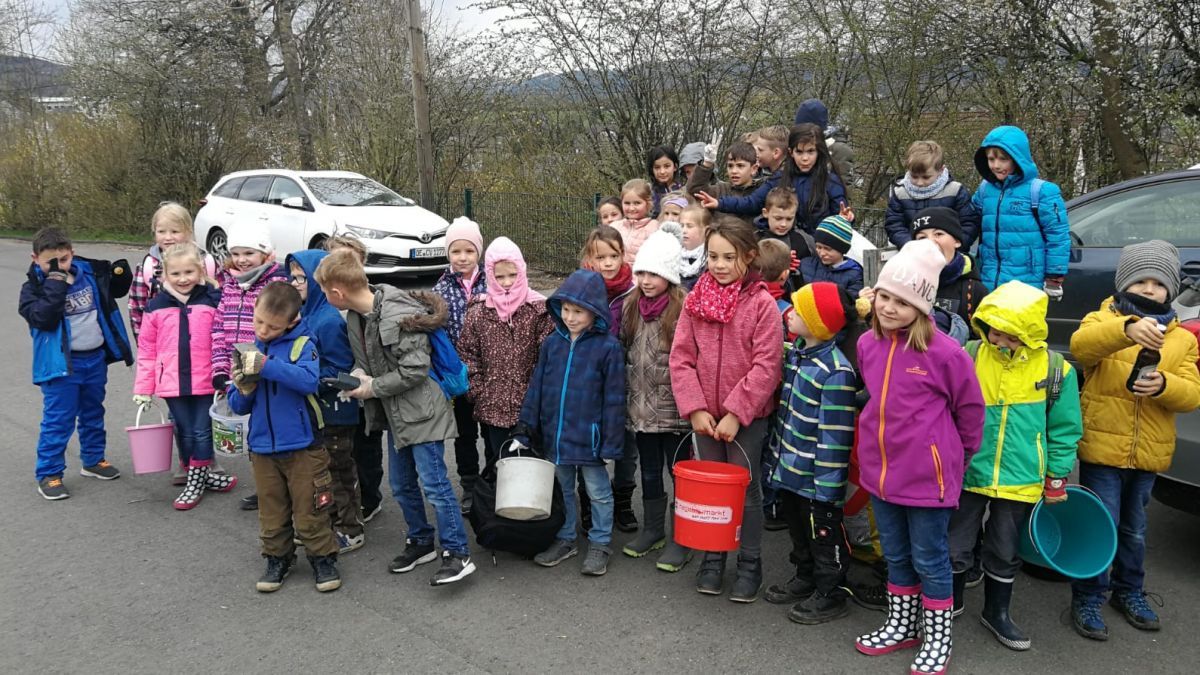 Die Schönholthauser Grundschüler halfen bei der Müllsammelaktion. von Heimatverein Schönholthausen