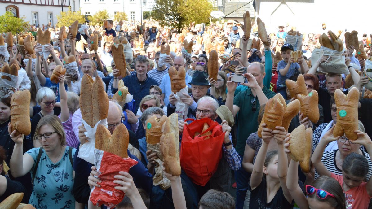 Semmel segnen in Attendorn: Mehrere hundert Menschen kommen zu diesem besonderen Ereignis jedes Jahr in die Hansestadt. von Barbara Sander-Graetz