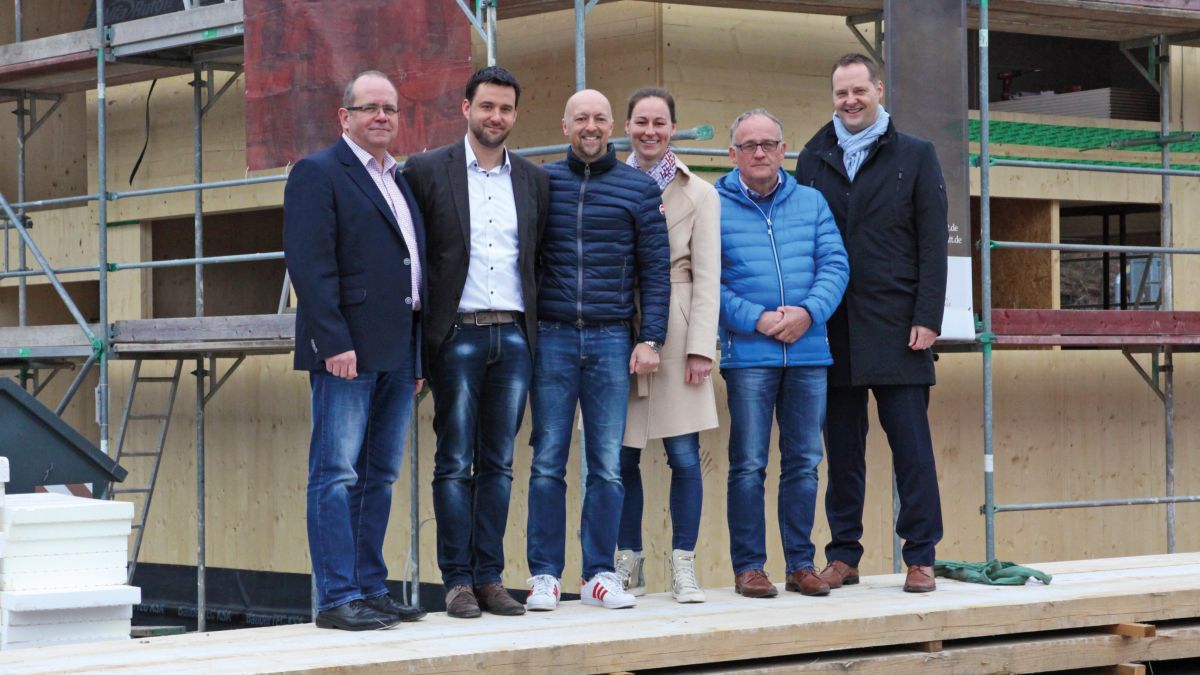 Markus Bröcher, Torsten Kaufmann, Frank und Kim Höhne, Christof Gerhard sowie Olpes Bürgermeister Peter Weber. von privat