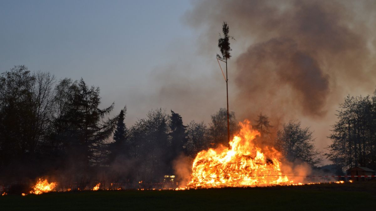 Auch in Heggen brannte wieder das Osterfeuer. von privat