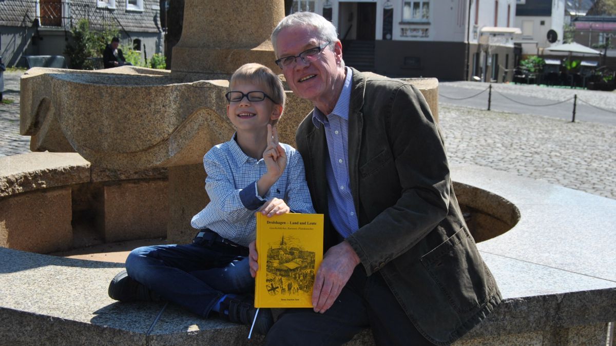 Autor Heinz-Joachim Sack und sein Enkel Tom (7) präsentieren das neue Buch. von privat