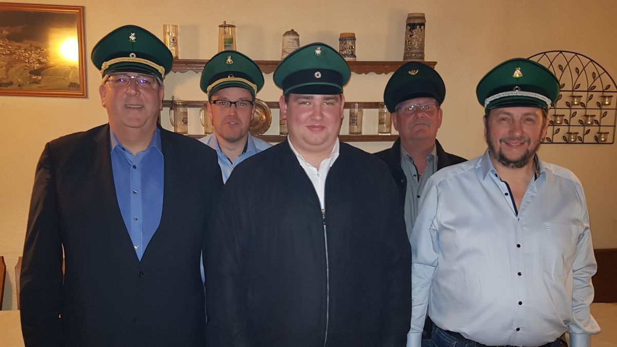 Die wiedergewählten und neuen Offiziere (von links): 1. Vorsitzender Thomas Köster, Kassierer Andreas Bender, Daniel Schwarte, Hans-Werner Drobek und Hauptmann Robert Siepe. von privat