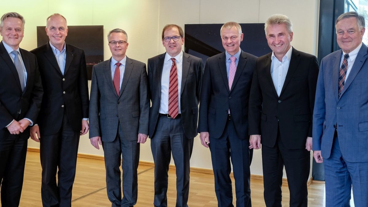 NRW-Wirtschaftsminister Prof. Dr. Andreas Pinkwart (2. von rechts) tauschte sich mit den Vertretern der IHK Siegen zum Thema Energiewende aus und fand dabei deutliche Worte. von IHK