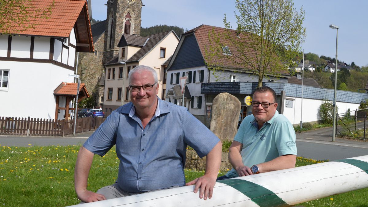 Ortsheimatpfleger Matthias Baumeister (links) und Klaus Bischopink vom Heimatverein suchen Fotos über die Geschichte der Eisenbahn in Lenhausen. von Barbara Sander-Graetz