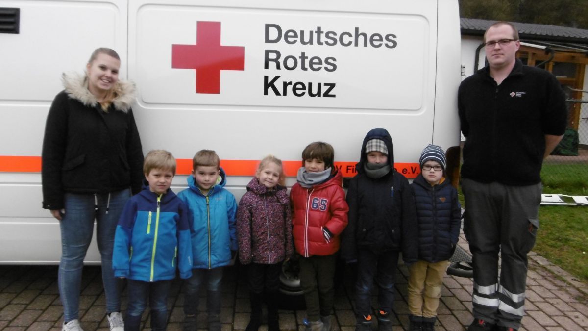 Erzieherin Nina Beste (links) und Rettungshelfer Patrick Winkel (rechts) zeigten den Kindern einen Krankenwagen. von privat