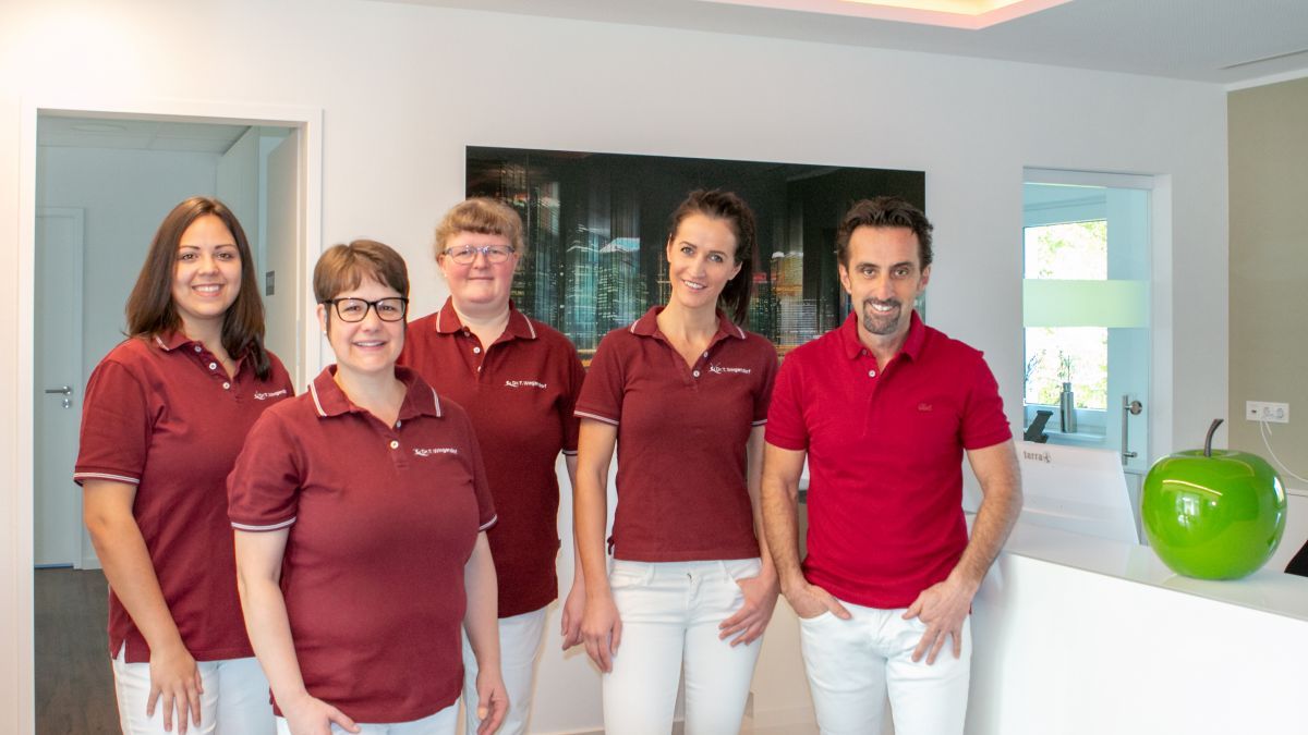 Das Team der Zahnarztpraxis Wingendorf freut sich auf die Neueröffnung in Grevenbrück. von LokalPlus