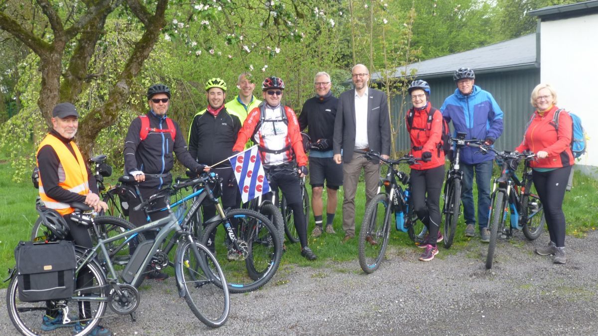 Bürgermeister Uli Berghof schickte die neun Radfahrer aus der Drolshagener Stadtverwaltung auf den Weg nach Joure. von privat