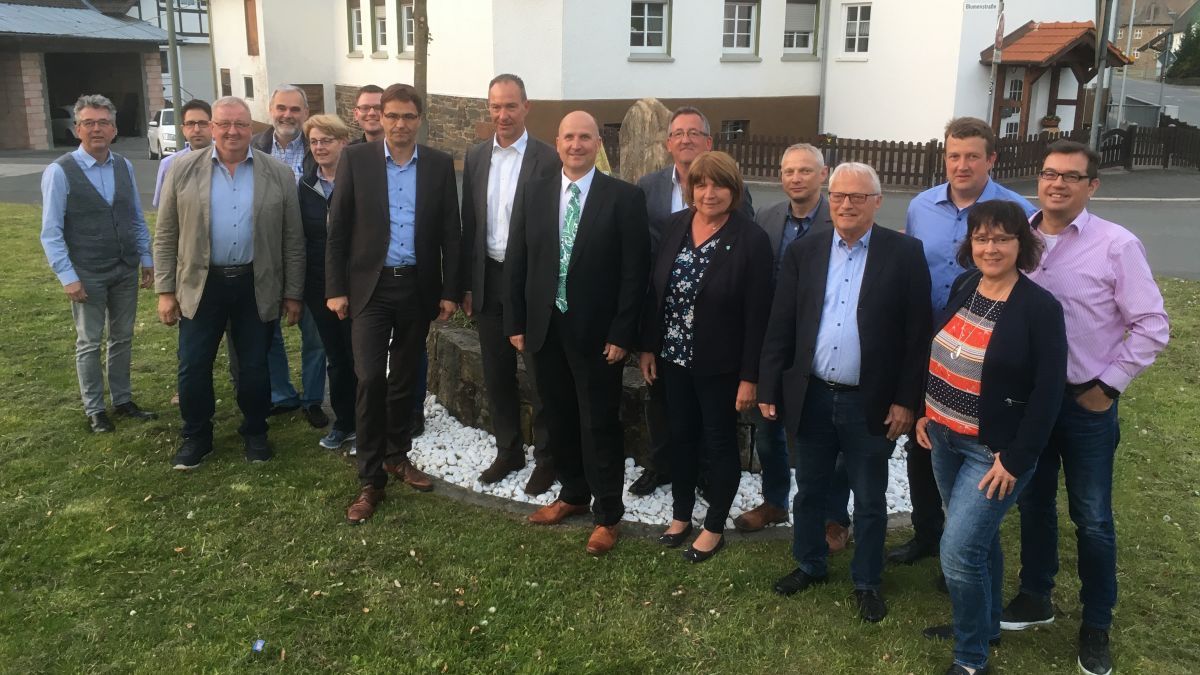 Der neue Vorstand des CDU-Gemeindeverbandes Finnentrop gemeinsam mit Kreisvorsitzenden Jochen Ritter MdL und Europaabgeordneten Dr. Peter Liese. von privat