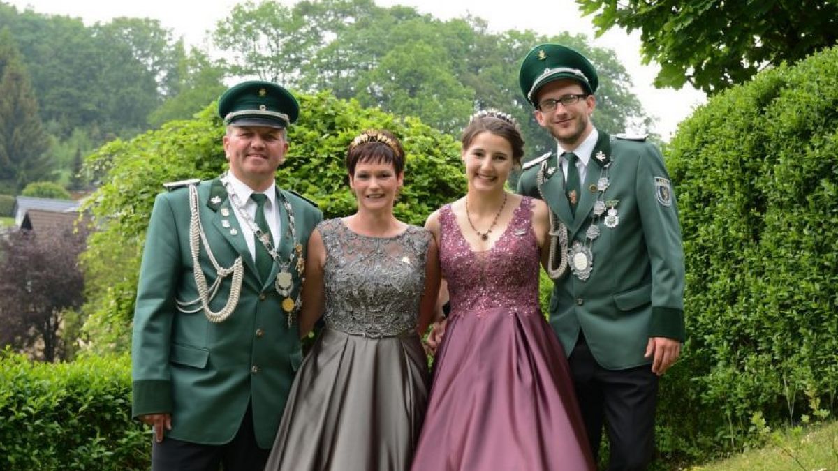 Freuen sich auf ihr Schützenfest: Kaiserpaar Thomas und Dagmar Pfeifer (links) sowie Königspaar Oliver Weuste und Larissa Schlimm. von privat