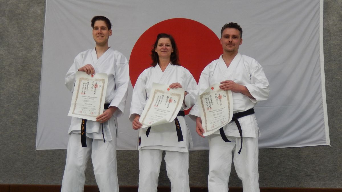 Nikolas Schrage, Christine Stuff, Christian Niclas (v.l.) vom Shotokan Wenden haben ihre Dan-Prüfungen bestanden. von privat