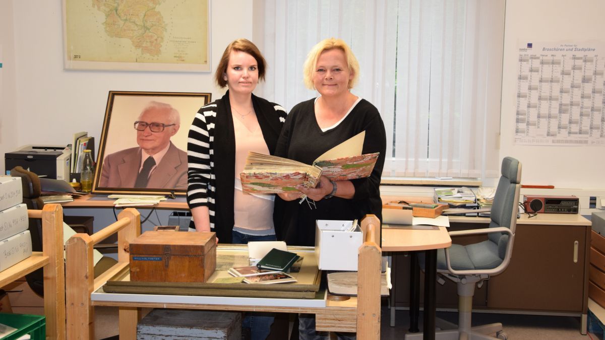Annalena Schäfer (links) und Nicole Williams hatten bei der Auswahl der Exponate die Qual der Wahl. von privat