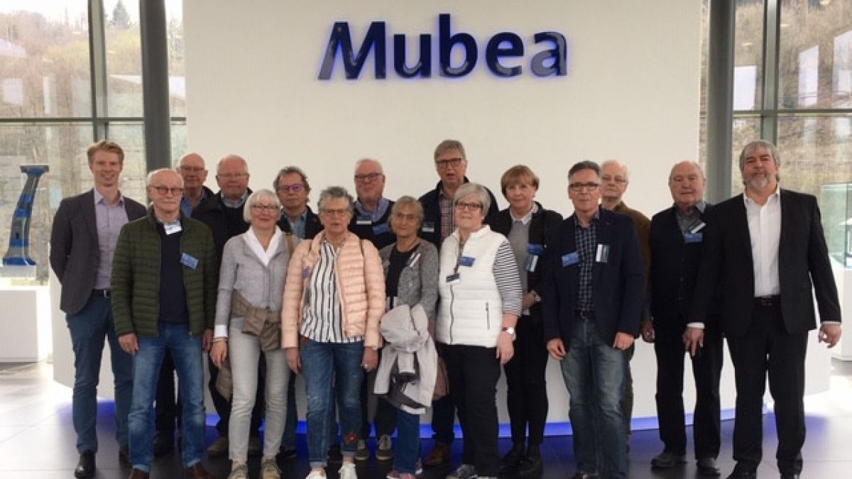 Der Seniorenrat Attendorn besuchte die Hauptverwaltung von Mubea. Die Besuchergruppe erhielt interessante Informationen durch Dr. Christian Friedrich (links) und Karl Biecker (rechts). von privat