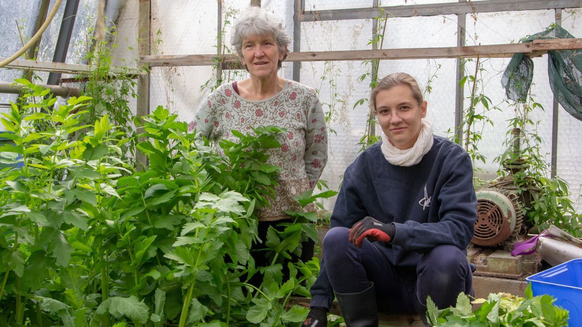 Umweltpädagogin Anita Jung (links) und Theresa Scholz, die regelmäßig im Gemüsekollektiv Langenei mitwirkt. von Nils Dinkel
