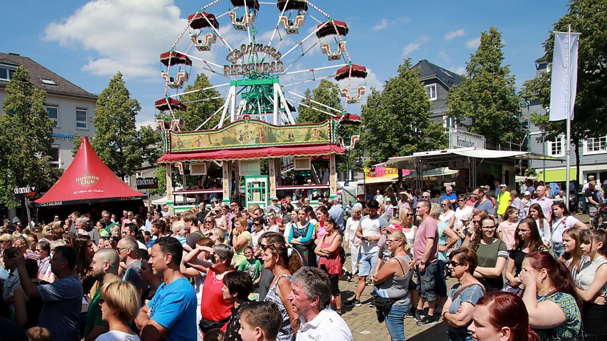 Das Olper Stadtfest zieht alljährlich viele tausend Besucher an. von Thomas Fiebiger