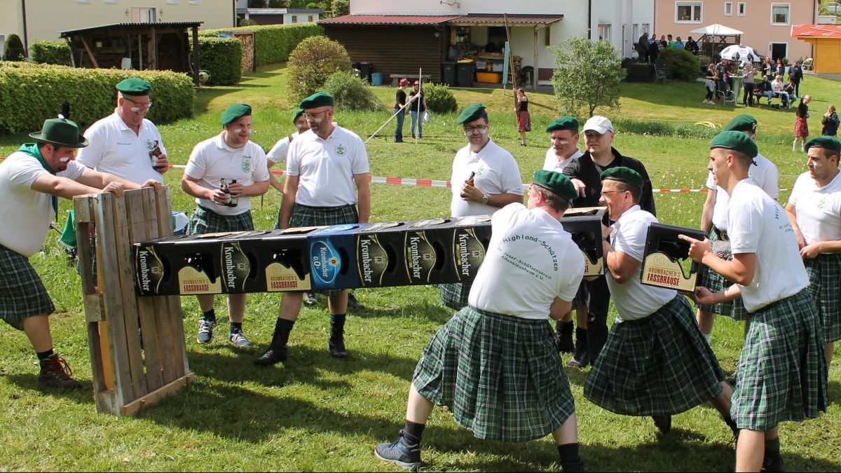 In verschiedenen Disziplinen treten die Clans gegeneinander an. von privat