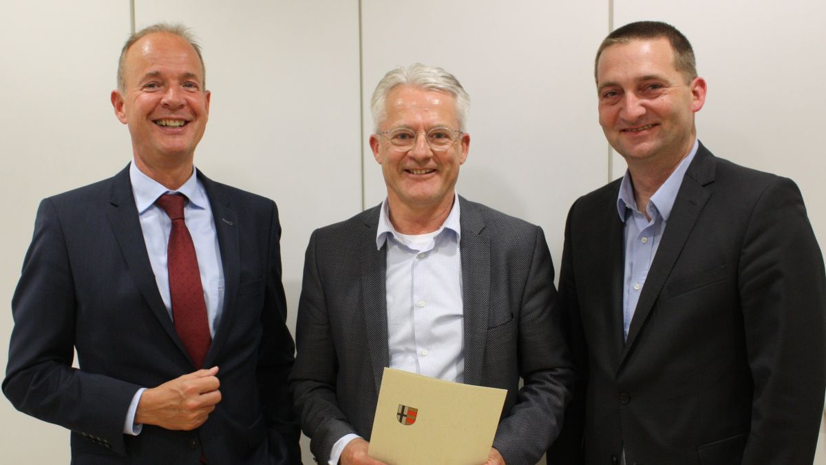 Kreisdirektor Theo Melcher (links) überreichte Michael Färber zum Dienstjubiläum die entsprechende Urkunde. Thomas Falke gratulierte ebenfalls. von Kreis Olpe