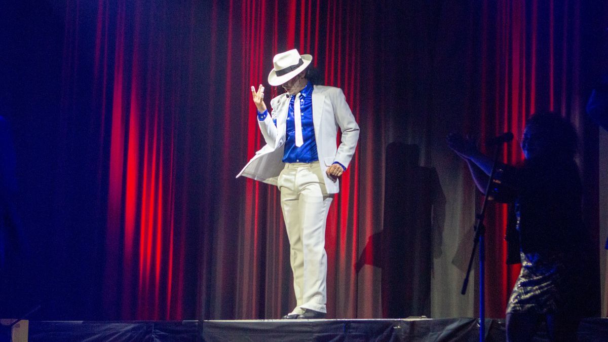 Passend zu Smooth Criminal erschien das Michael Jackson-Double im weißen Anzug. von Christine Schmidt