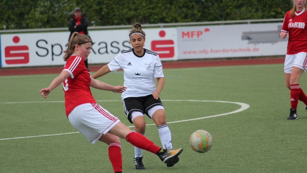 FC-Abwehrspielerin Maria Grewe klärt vor Fortunas Sabrina El-Aissati. von privat
