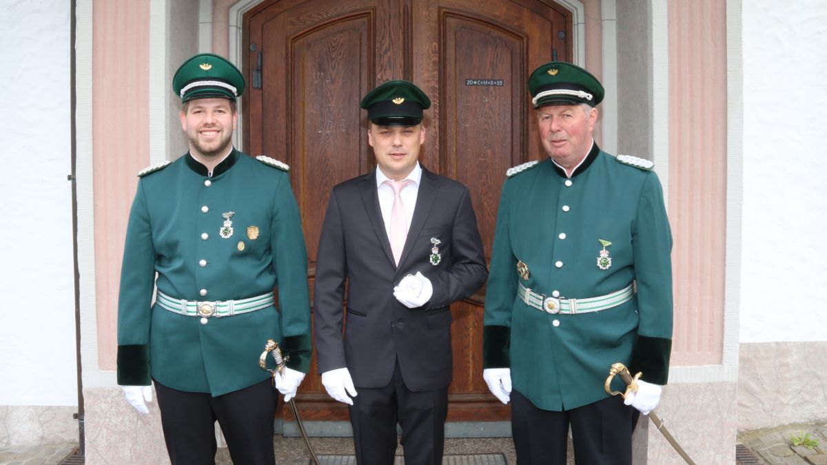 König Andre Heller (Mitte) überreichte den Königsorden an Major Benedikt Grebe (links) sowie Ehrenmajor Heinz Schröder. von privat