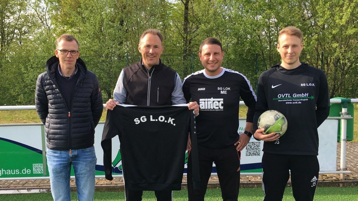 (von links): Mike Wurm (Vorstand), Dirk Rasche (Trainer D-Junioren 1), Mehmet Er und Jonah Stupperich (beide Trainer D-Junioren 2). von privat