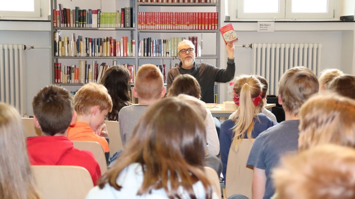 Gespannt lauschen die Sechstklässler dem Jugendbuchautor Franjo Terhart bei der Vorstellung seiner Bücher von privat