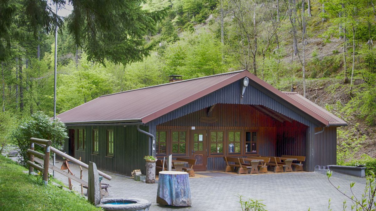 Die Reinhard-Quint-Hütte in Langenei liegt idyllisch im Wald. Trotzdem ist sie binnen weniger Minuten auch fußläufig aus dem Ort erreichbar. von s: Nils Dinkel