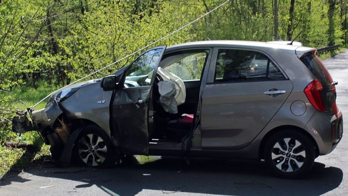 Am Unfallauto entstand erheblicher Sachschaden. von Polizei Olpe