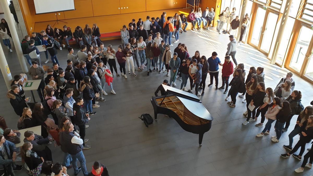 Pianist Aeham Ahmad unterhielt die Olper Schüler. von privat