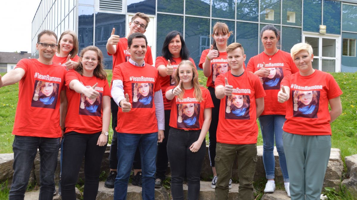 Familie, Freunde und Schirmherr Bürgermeister Christian Pospischil (4. von links) unterstützen Ramona und haben für die Registrierung sogar eigene T-Shirts erstellt. von Barbara Sander-Graetz