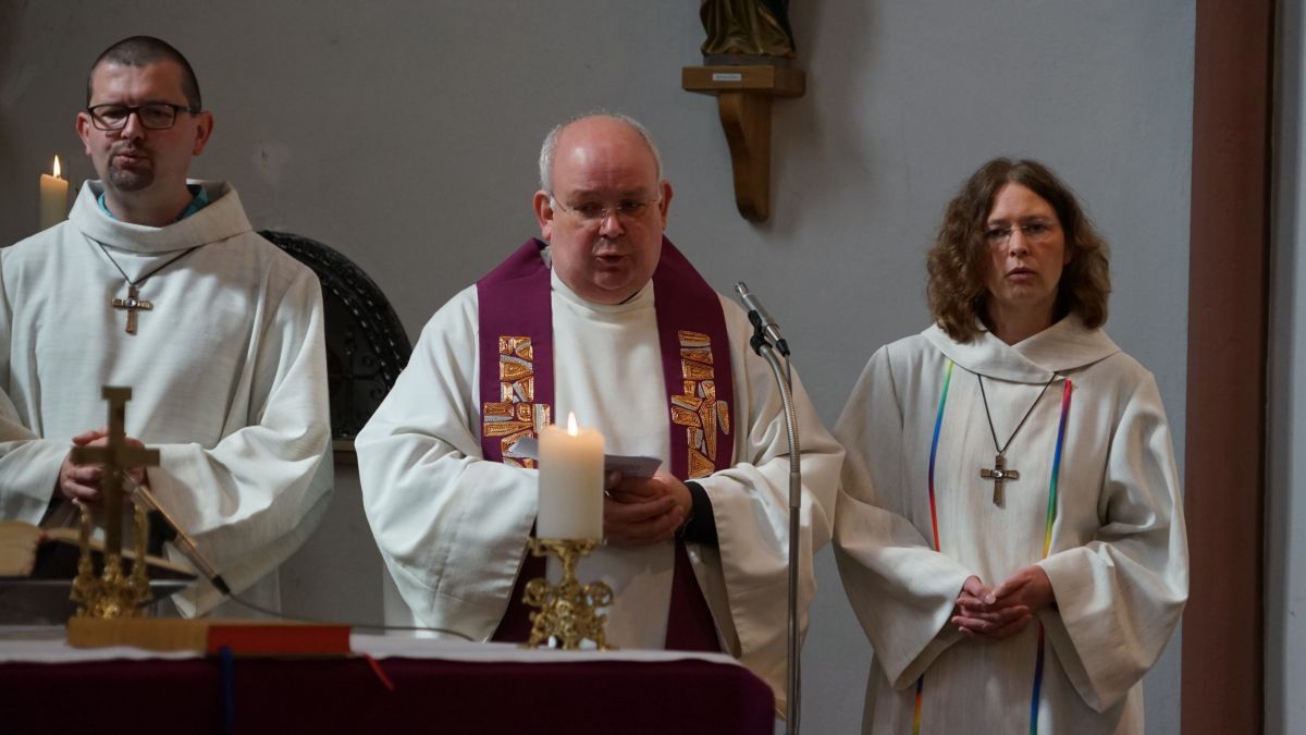 Pastor Schmidt (Mitte) hat Veronika Vielhaber und Daniel Krämer im April in ihr Amt als Wortgottesdienstleiter eingeführt. von M. Weißkirch