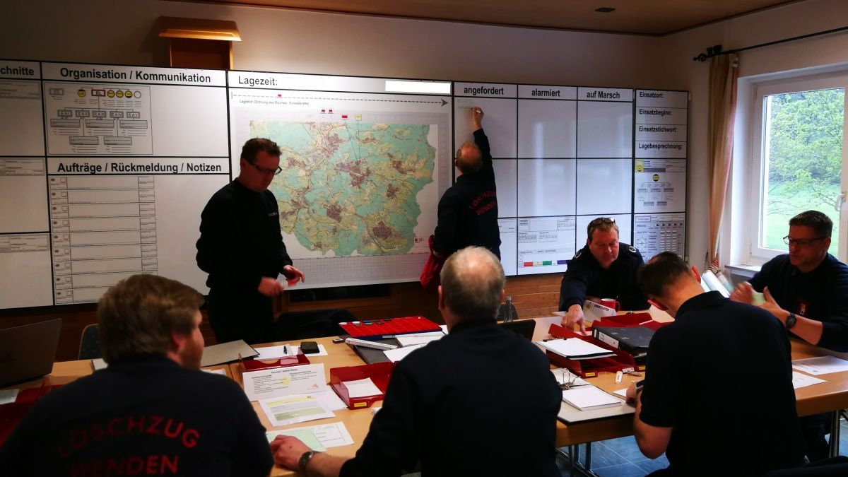 Im Feuerwehrgerätehaus besprachen die Kräfte den Lageplan. von Feuerwehr der Gemeinde Wenden
