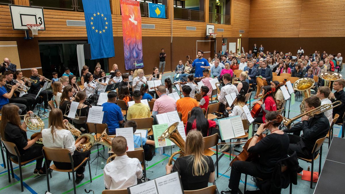 Lebensfreude pur bot das „Tranzit-Orchester“ aus Prizren im Rahmen des Benefizkonzertes am Gymnasium Maria Königin, von Renovabis
