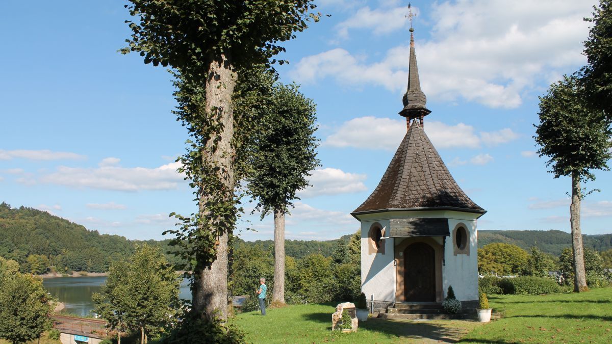 Die Kapelle Hanemicke bei Sondern ist Ziel der Wanderung. von Gerhard Burghaus