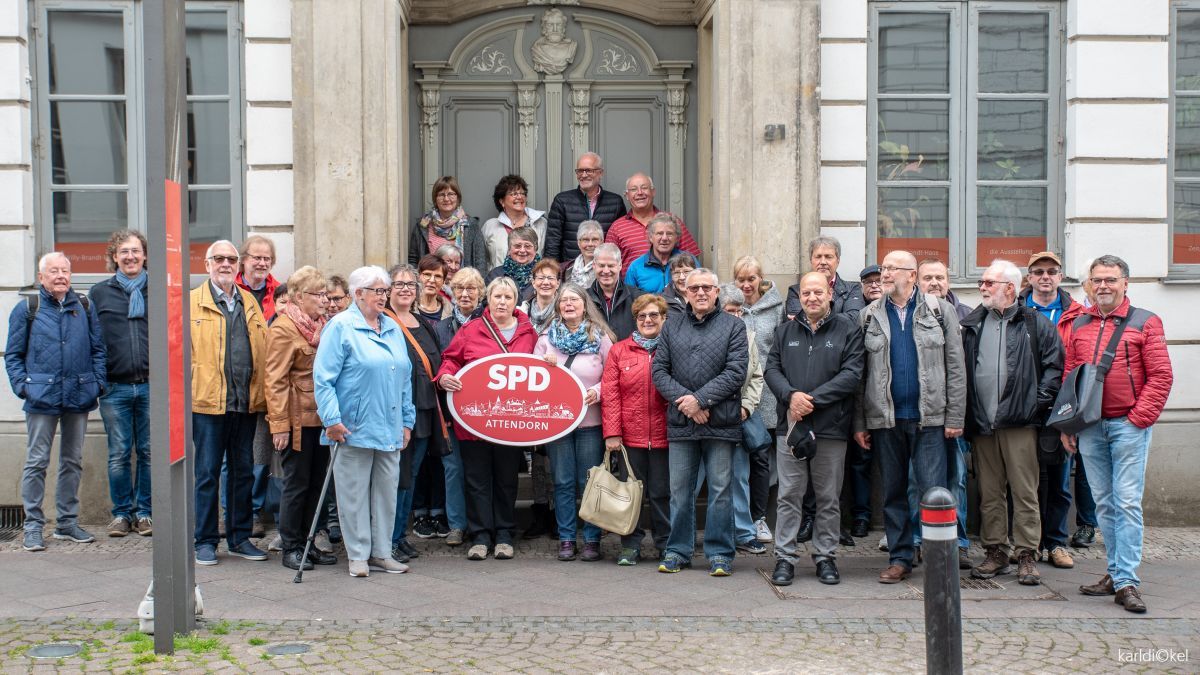 Die sauerländischen Gäste der Bildungsreise vor dem Willy Brandt-Haus in Lübeck. von privat