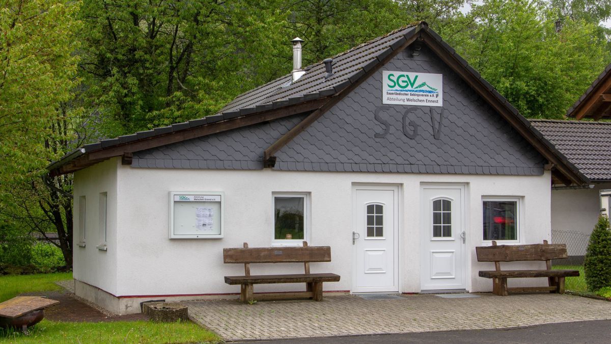 Die SGV-Hütte liegt nicht in den Wäldern von Welschen Ennest: Sie befindet sich mitten im Ort. von s: Nils Dinkel