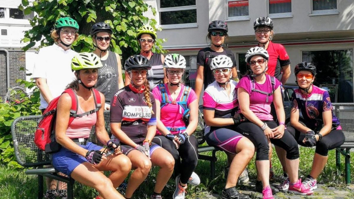 Mit dem Mountainbike geht es für die Damen durch das Sauerland. von privat
