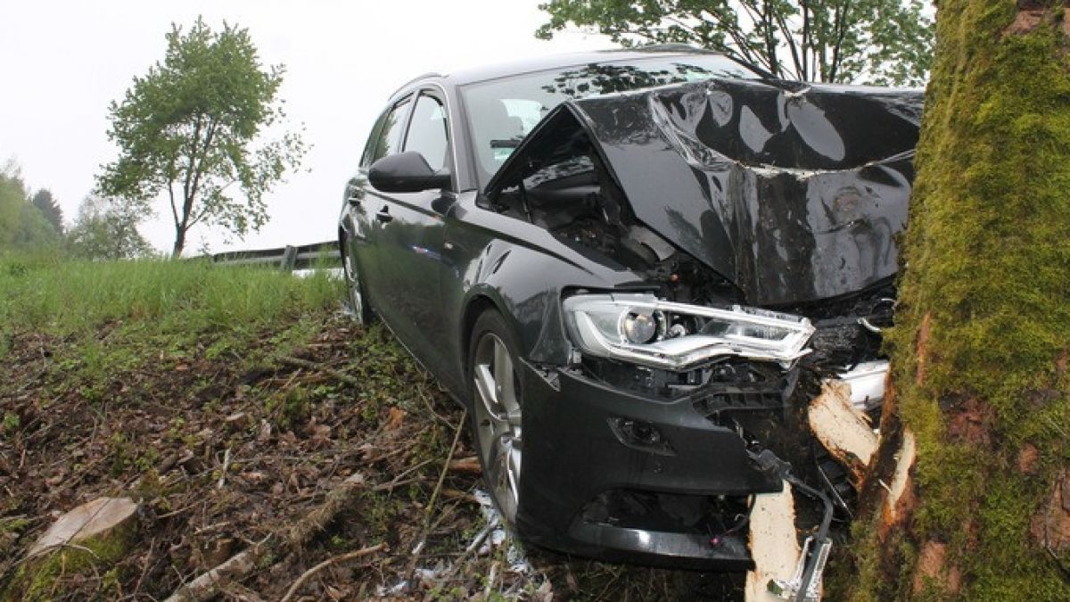 Der Audi wurde bei dem Unfall schwer beschädigt. Die Fahrerin und ihr Baby hatten Glück und wurden nur leicht verletzt. von Polizei Olpe