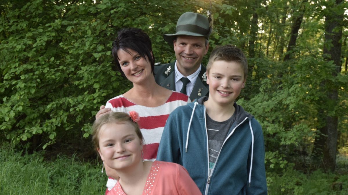Das Königspaar Holger und Anja Exler zusammen mit den Kindern Tobias und Katharina. von Nils Dinkel