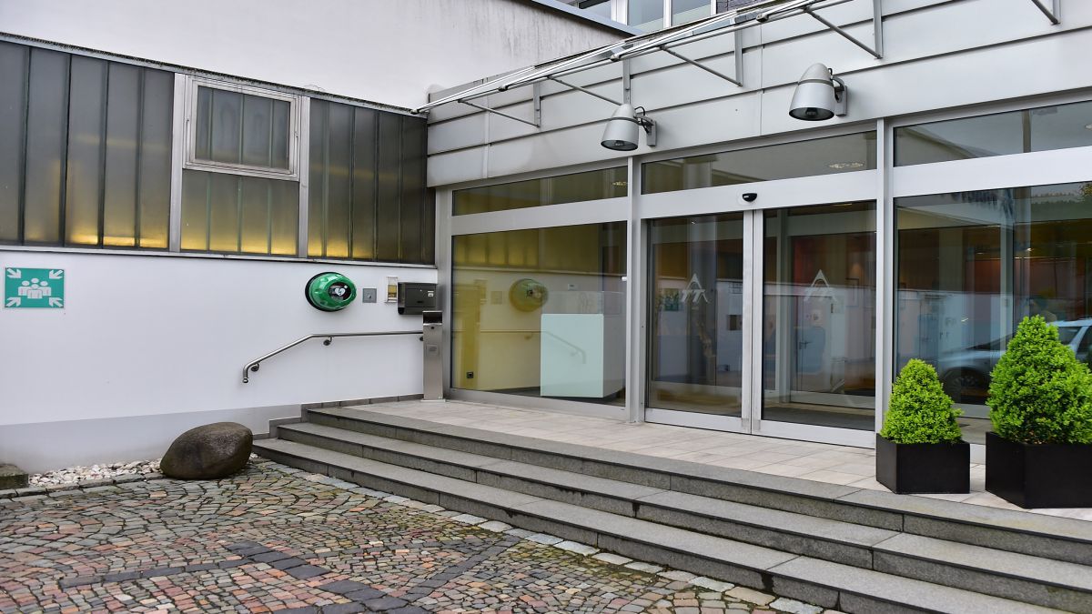 Die neuen Defibrillatoren sind an den Standorten Saalhausen, Langenei und Oedingen öffentlich zugänglich. von Tracto Technik